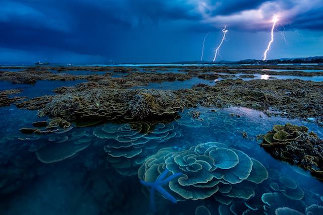 “Na tempestade” de Dean Nguyen mostra um raio sobre os recifes de coral da ilha Hon Yen, no Vietnã.